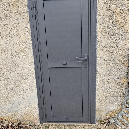 Porte d’entrée pour un pool house, en aluminium de couleur gris 2900 sablé
