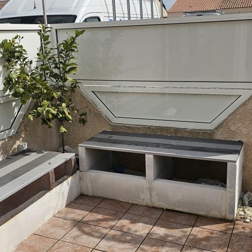 Panneaux extérieurs en aluminium blanc pour fermer la terrasse et réduire le vis-à-vis