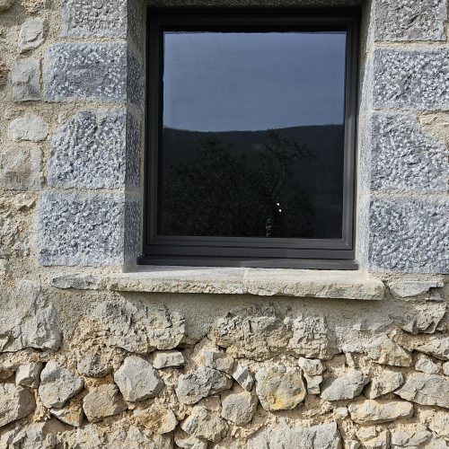 Fenêtre en aluminium, 1 vantail, oscillo-battante, de couleur gris 2900 sablé (vue extérieure)