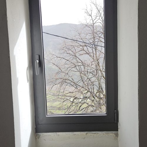 Fenêtre en aluminium, 1 vantail, oscillo-battante, de couleur gris 2900 sablé