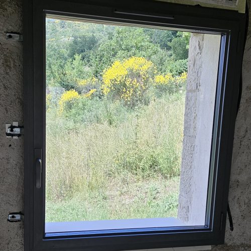 Fenêtre en aluminium, 1 vantail, oscillo-battante, de couleur gris 2900 sablé