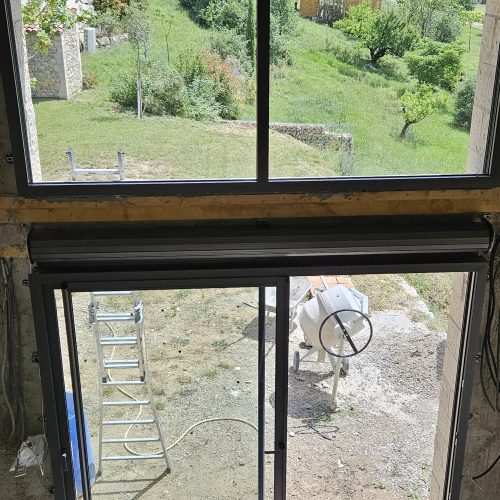 Porte coulissante, 2 vantaux/2rails et châssis fixe de couleur gris 2900 sablé